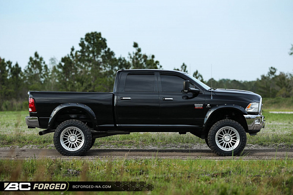 Фото дисков HRE 527 Глянцевый лак на Ram 1500 IV