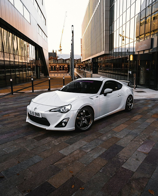Фото дисков B2R Глянцевый темный лак на Toyota GT86