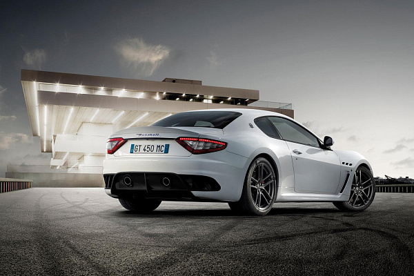 Фото дисков Maserati MC Черный сатин на Maserati GranTurismo I