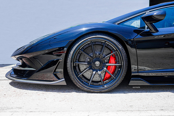 Фото дисков Strasse Wheels SV10 Deep Concave FS Черный сатин на Lamborghini Aventador