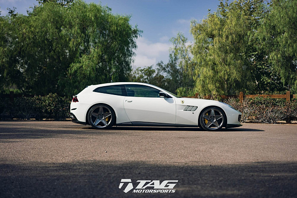 Фото дисков HRE 505M Глянцевый темный лак на Ferrari California