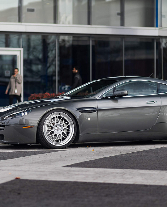 Фото дисков 300 Серебро на Aston Martin Vantage 3