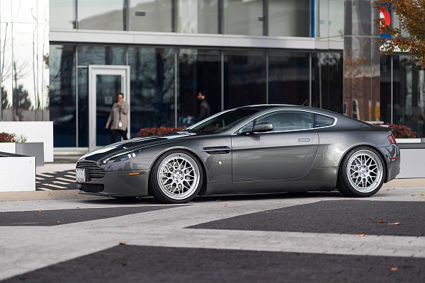 Фото дисков HRE 300 Серебро на Aston Martin Vantage 3