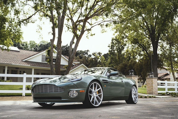 Фото дисков Savini BM14 Глянцевый лак на Aston Martin Vaquish 1