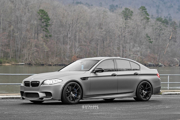 Фото дисков Strasse Wheels SM5R Deep Concave Monoblock Черный глянец на BMW 5/M5 (F10)