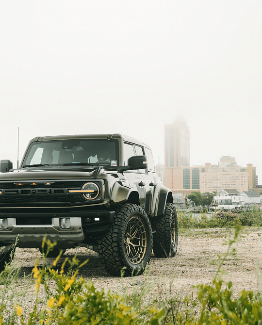 Фото дисков HFX-1 (6-Lug) Сатиновое темное золото на Ford Bronco