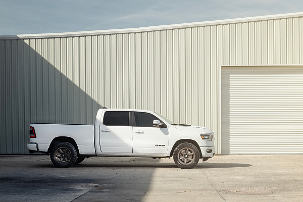Фото дисков 4PLAY 4PS63 Сатиновая бронза на Ram 1500 V