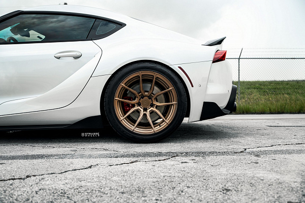 Фото дисков Strasse Wheels SV5 Deep Concave Duoblock Сатиновое темное золото на Toyota Supra A90