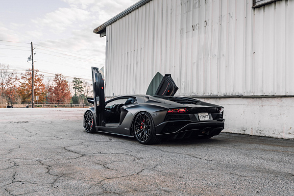 Фото дисков Brixton Forged TR05 Черный глянец на Lamborghini Aventador