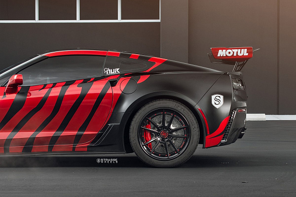 Фото дисков Strasse Wheels SV1 Deep Concave FS Черный глянец на Chevrolet Corvette C7
