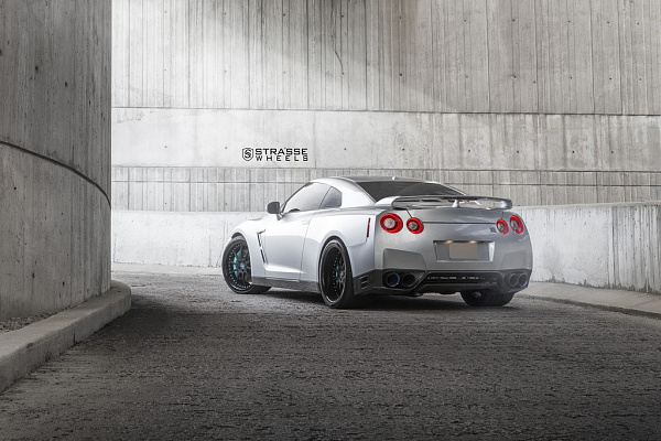 Фото дисков Strasse Wheels R10 Signature Черный сатин на Nissan GT-R