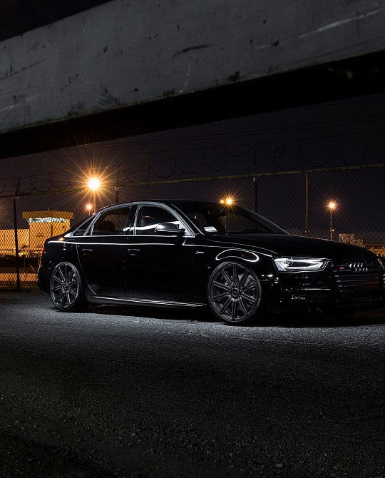 Фото дисков CV4 Глянцевый графит на Audi A/S/RS 4 (B8)