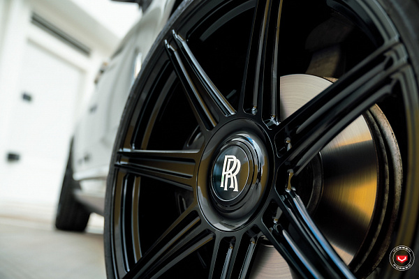 Фото дисков Vossen S17-11 Черный глянец на Rolls-Royce Cullinan