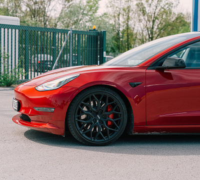 Фото дисков Vossen HF-2 на Tesla Model 3