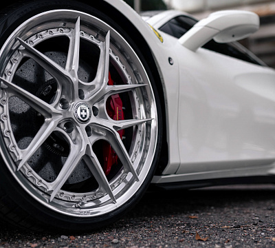 Фото дисков HRE S101SC на Ferrari F8