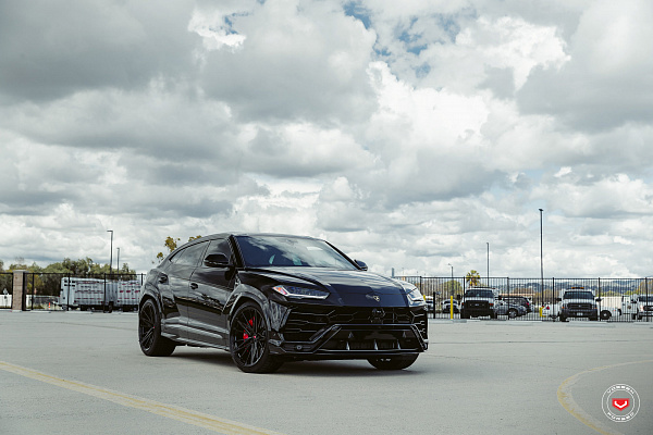Фото дисков Vossen M-X6 Черный глянец на Lamborghini Urus