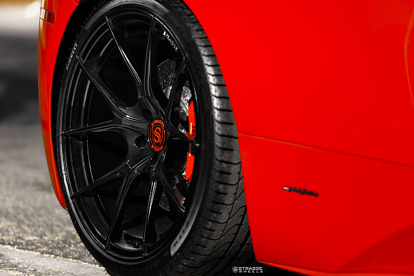 Фото дисков Strasse Wheels SM5R Deep Concave Monoblock Черный глянец на Ferrari 458