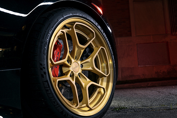 Фото дисков Rotiform HUR Глянцевое золото на Acura NSX II