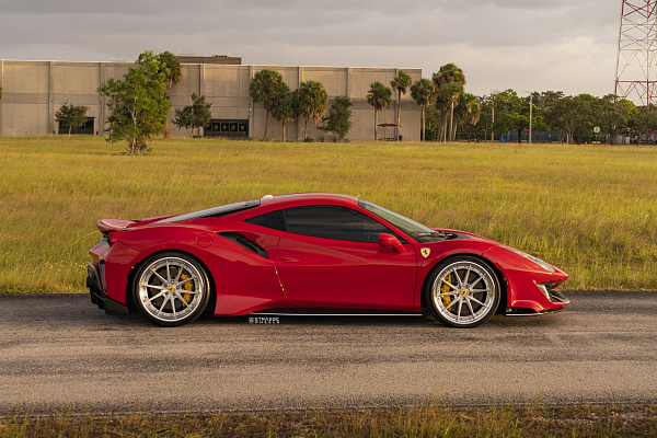 Фото дисков Strasse Wheels SV10 Deep Concave FS Глянцевый лак на Ferrari 488