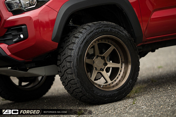 Фото дисков BC Forged LE61 // MLE61 Сатиновая бронза на Toyota Tacoma III