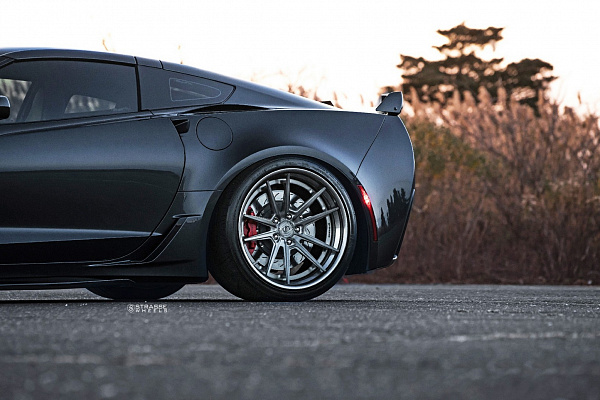 Фото дисков Strasse Wheels SV1 Deep Concave FS Сатиновый темный лак на Chevrolet Corvette C7
