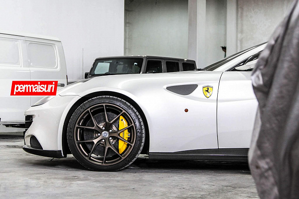 Фото дисков HRE P101 Сатиновая бронза на Ferrari FF