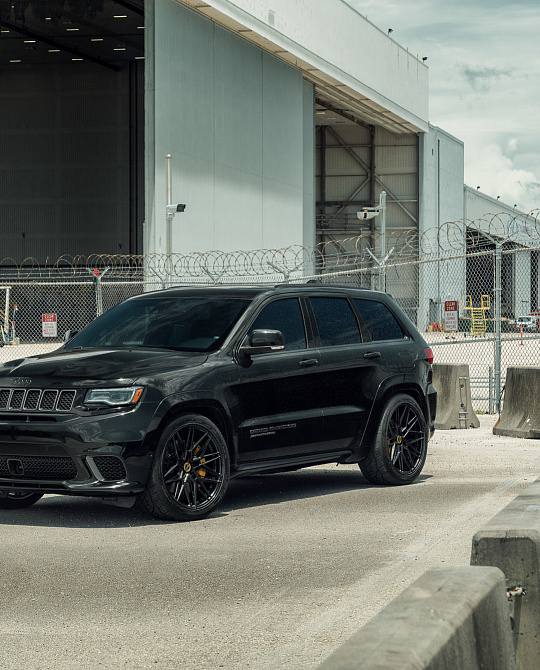 Фото дисков HF-7 Черный глянец на Jeep Grand Cherokee IV