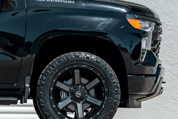 Фото дисков 4PLAY 4P63 Черный глянец на Chevrolet Silverado IV
