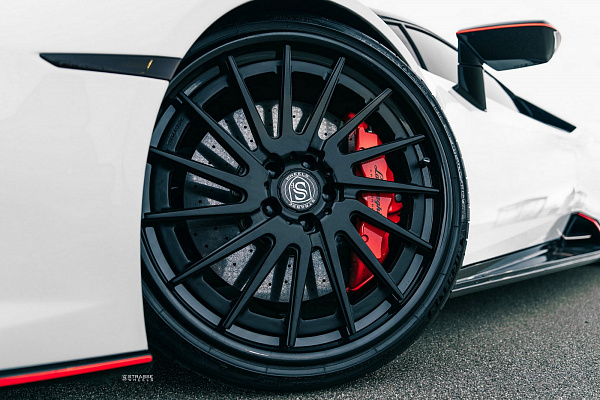 Фото дисков Strasse Wheels SV15T Deep Concave FS Черный матовый на Lamborghini Huracan