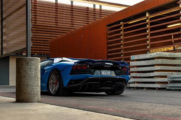 Фото дисков Brixton Forged VL4 Сатиновый темный лак на Lamborghini Aventador