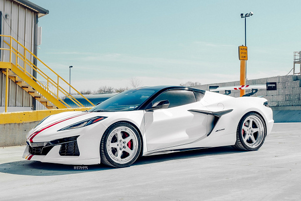 Фото дисков Strasse Wheels S5 Track Глянцевый лак на Chevrolet Corvette C8