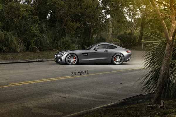 Фото дисков Strasse Wheels SM5R Deep Concave Monoblock Сатиновый темный лак на Mercedes-Benz AMG GT I