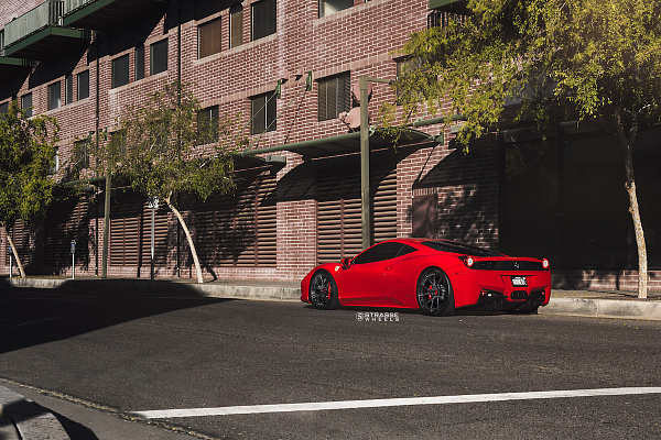 Фото дисков Strasse Wheels SM5R Deep Concave Monoblock Черный глянец на Ferrari 458