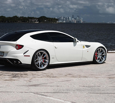 Фото дисков HRE P201 на Ferrari FF