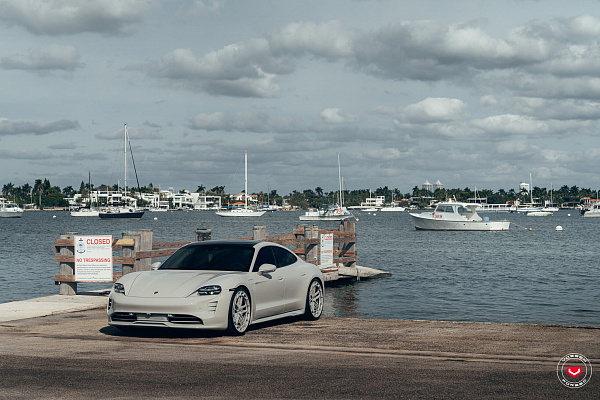 Фото дисков Vossen LC3-03T Глянцевый графит на Porsche Taycan I