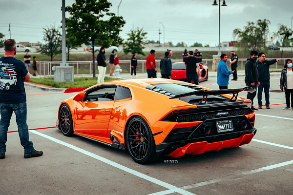 Фото дисков Strasse Wheels SV10M Deep Concave FS Черный глянец на Lamborghini Huracan