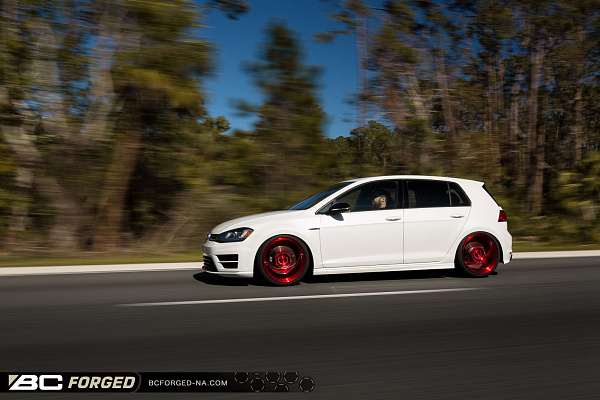 Фото дисков BC Forged RZ39 Красный глянец на Volkswagen Golf VII