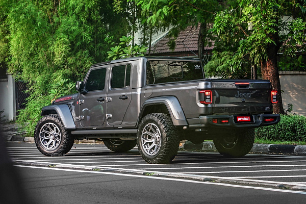 Фото дисков 4PLAY 4P80R Глянцевый графит на Jeep Gladiator II (JT)