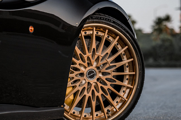 Фото дисков Brixton Forged HS1 Сатиновое темное золото на Ferrari FF