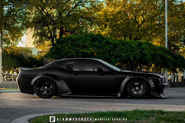 Фото дисков HRE C105 Черный сатин на Dodge Challenger III