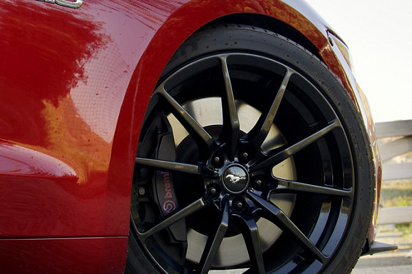 Фото дисков MRR M350 Черный глянец на Ford Mustang VI