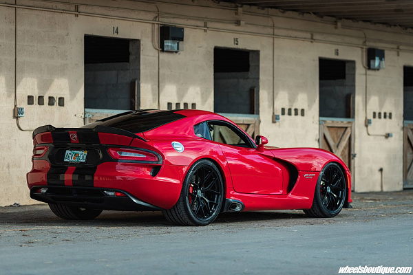 Фото дисков HRE R161 Lightweight Черный глянец на Dodge Viper