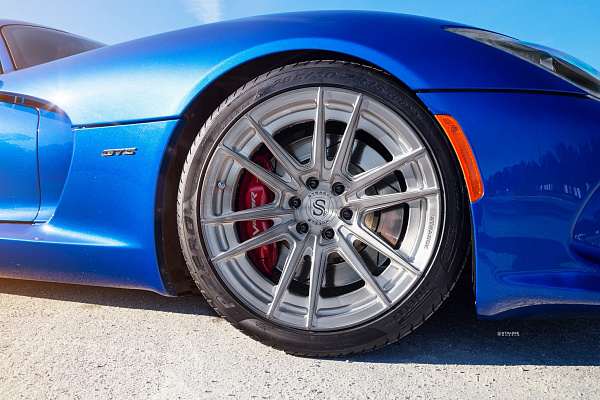 Фото дисков Strasse Wheels SV12 Deep Concave Duoblock Глянцевый темный лак на Dodge Viper