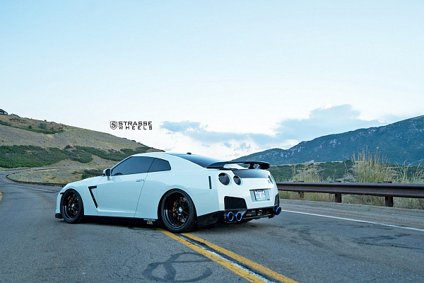 Фото дисков Strasse Wheels R10 Performance Черный глянец на Nissan GT-R