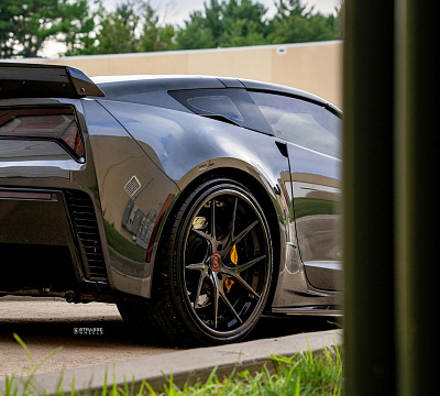 Фото дисков Strasse Wheels SM5RT Deep Concave FS на Chevrolet Corvette C7