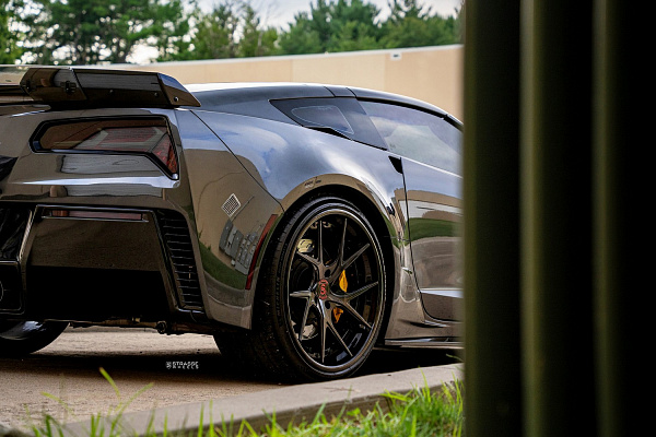 Фото дисков Strasse Wheels SM5RT Deep Concave FS Черный глянец на Chevrolet Corvette C7
