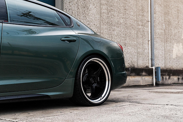 Фото дисков AL13 C005R Черный глянец на Maserati Quattroporte VI