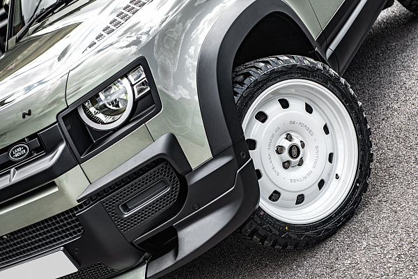 Фото дисков Kahn British Heritage RS Белый глянец на Land Rover Defender II
