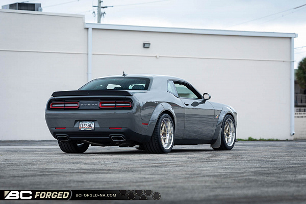 Фото дисков BC Forged LE53 // MLE53 Глянцевая шампань на Dodge Challenger III