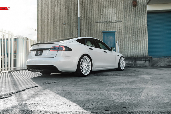 Фото дисков Anrky S1-X1 Белый глянец на Tesla Model S